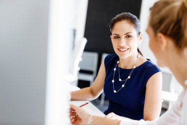 Ofiste iki bayan meslektaşım var.