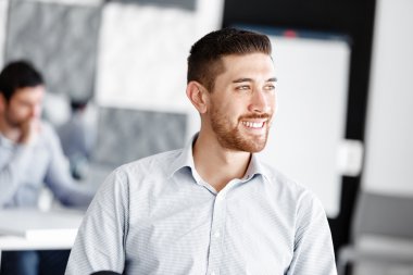 Çekici ofis çalışanı masada oturuyor.