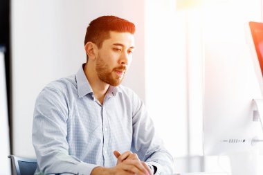 Çekici ofis çalışanı masada oturuyor.