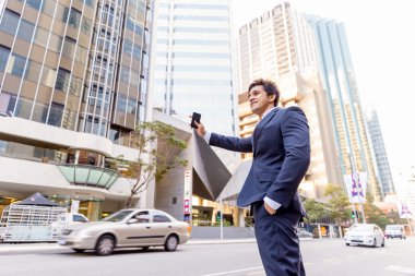 Şehirde taksi yakalamak işadamı