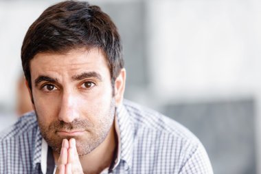 Masa başında oturan erkek ofis çalışanı