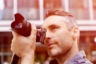 Erkek fotoğrafçı alarak resim