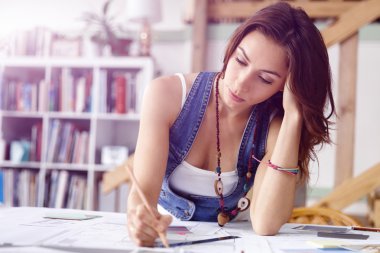 Onun masasında genç güzel kadın