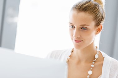 Çekici ofis çalışanı masada oturuyor.