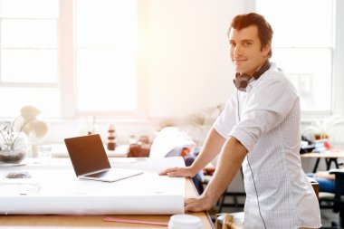 Genç yaratıcı ofis önünde duran adam