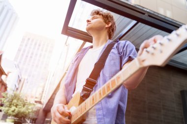 Gitar City ile genç müzisyen