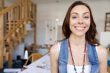 Yaratıcı ofiste duran genç kadın