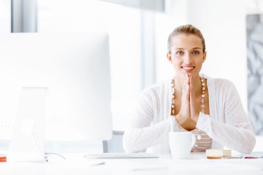 Çekici ofis çalışanı masada oturuyor.