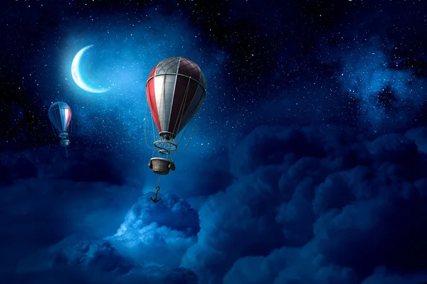 气球在傍晚的天空 — 图库照片