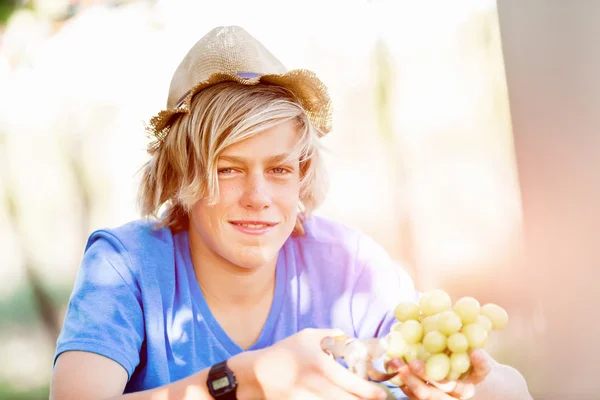 Junge im Weinberg — Stockfoto