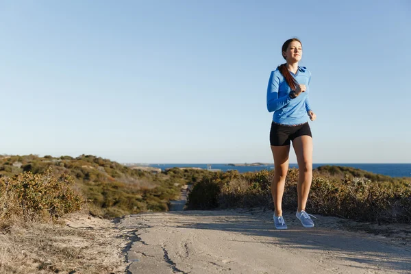 Sport coureur jogging sur la plage de travail — Photo