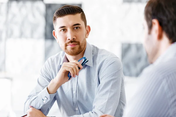 Gente de negocios en oficina moderna — Foto de Stock