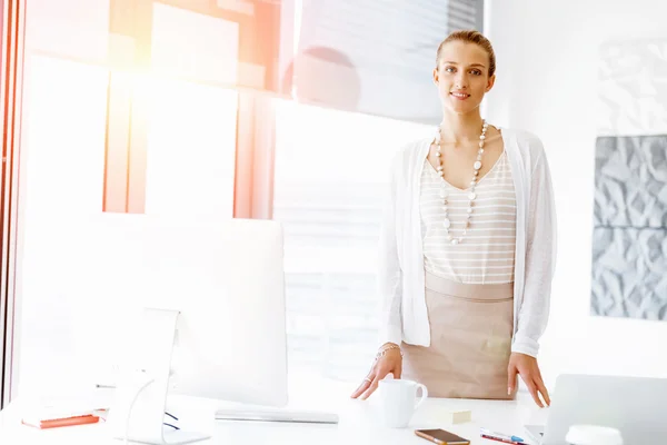 Attractive office worker standing — Stock Photo, Image