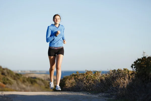 Sport runner joggen op strand uit te werken — Stockfoto