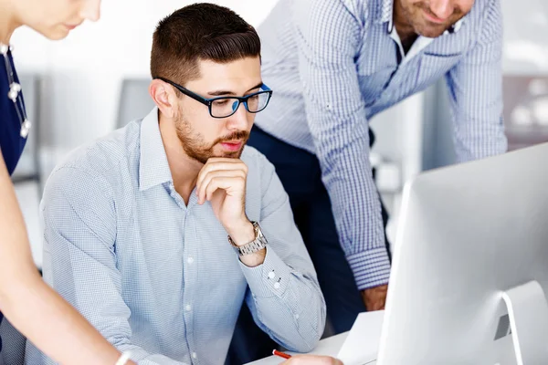 Les gens d'affaires dans le bureau moderne — Photo