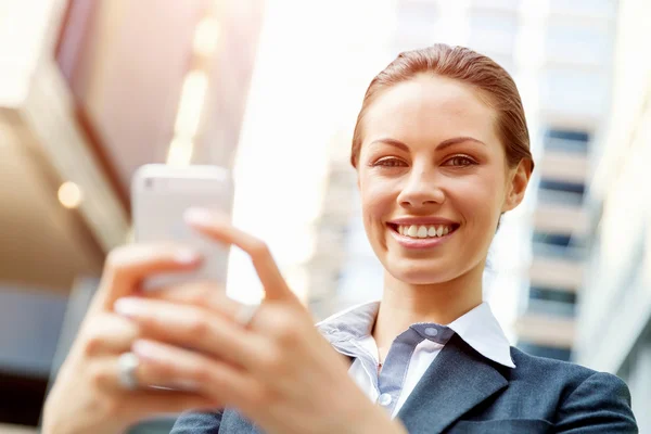 Retrato de mujer de negocios sonriendo al aire libre — Foto de Stock