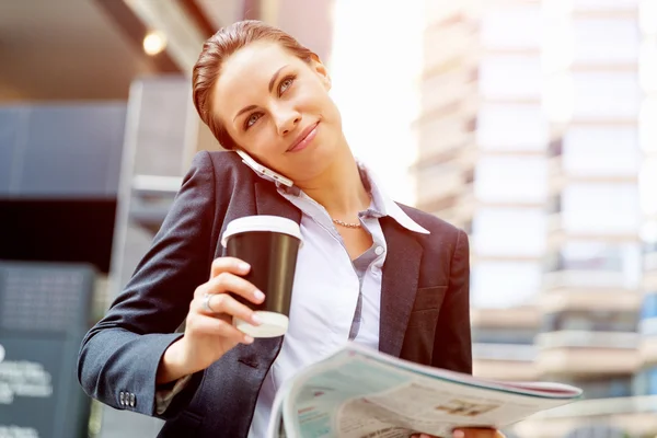 Portrait de femme d'affaires souriant en plein air — Photo