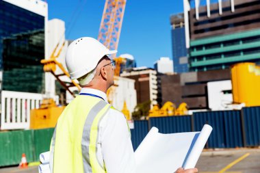 İnşaat alanında mühendis.