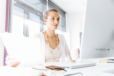 Çekici ofis çalışanı masada oturuyor.