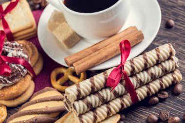 Bisküvi ve kahve masada