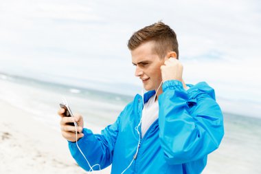 Spor ve müzik. adam koşu için hazırlanıyor