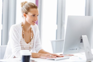 Çekici ofis çalışanı masada oturuyor.