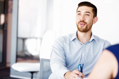 ofis yakışıklı işadamı