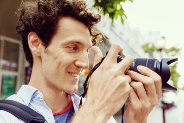 Erkek fotoğrafçı alarak resim