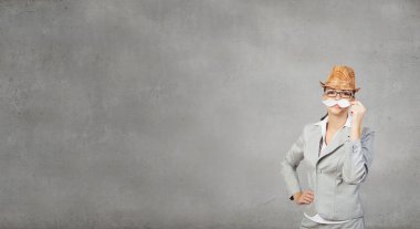 İşkadını çalışırken kağıt bıyık