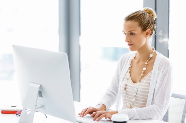 Çekici ofis çalışanı masada oturuyor.