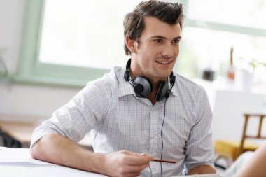 Meslektaşı için konuşmayı ofisinde genç adam