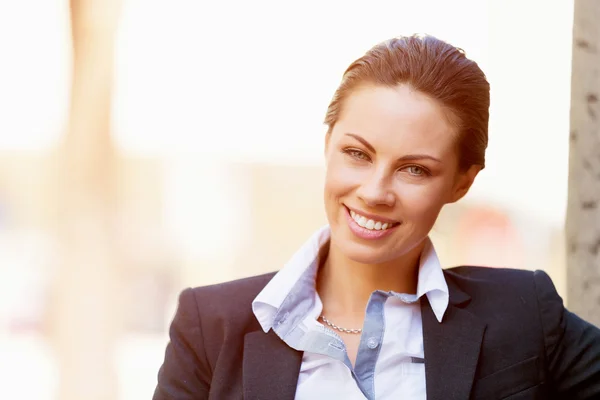Πορτρέτο της γυναίκας των επιχειρήσεων χαμογελώντας εξωτερική — Φωτογραφία Αρχείου