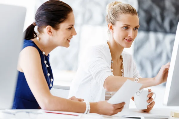 Two female colleagues in office — Stock Photo, Image