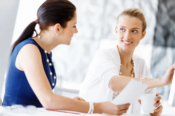 Two female colleagues in office — Stock Photo, Image