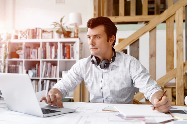 Ung affärsman i tjänst — Stockfoto