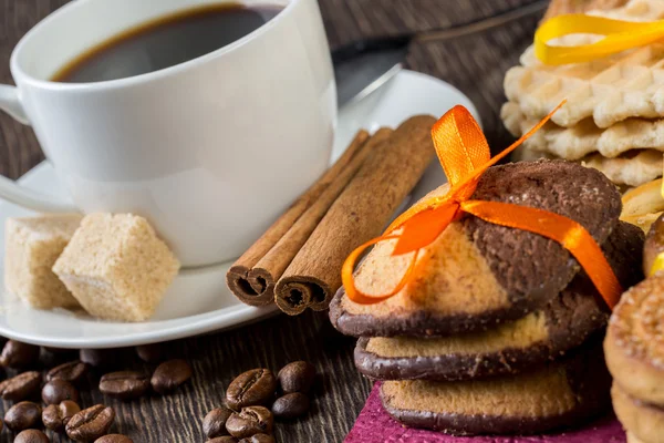 Bisküvi ve kahve masada — Stok fotoğraf