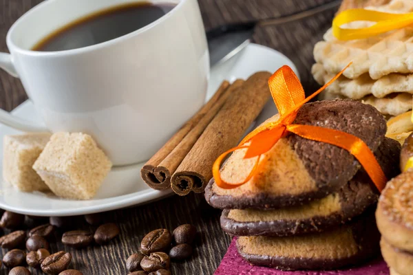 Biscoitos e café na mesa — Fotografia de Stock