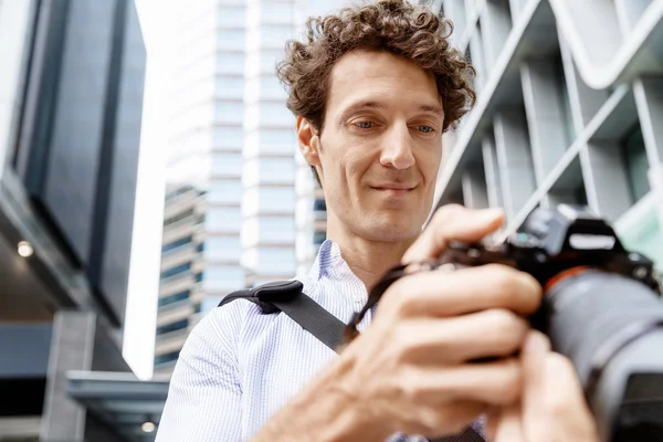 Fotógrafo masculino tomando fotos — Foto de Stock