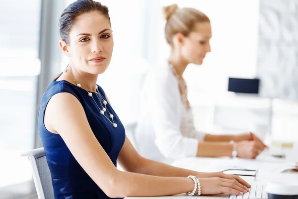 Attraktive Büroangestellte am Schreibtisch — Stockfoto