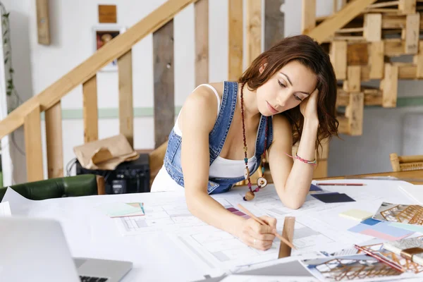 Jonge mooie vrouw op haar Bureau — Stockfoto