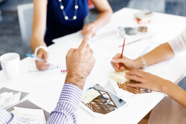 Hände schreiben auf Papier — Stockfoto