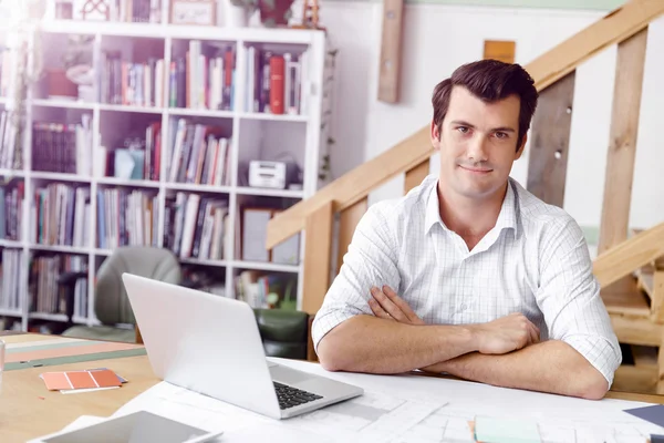 Arquitecto masculino en oficina — Foto de Stock