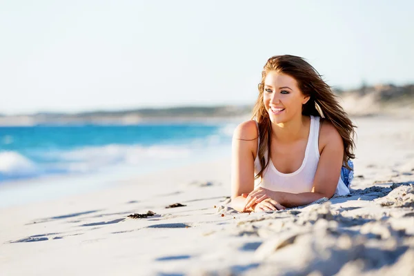 Jonge vrouw ontspannen op het strand — Stockfoto