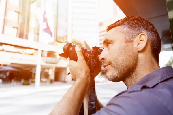 Laki-laki fotografer mengambil gambar — Stok Foto