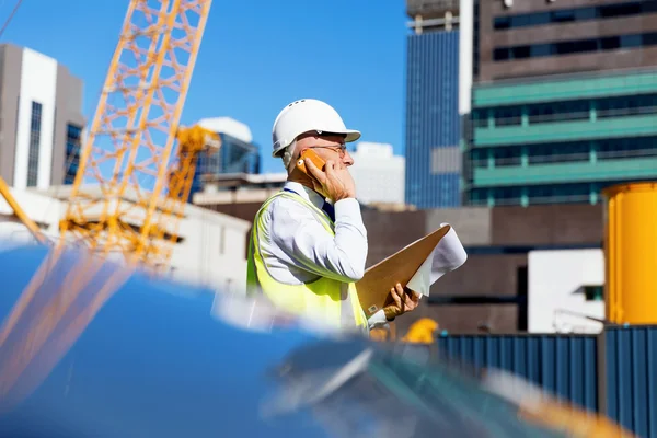 Engenheiro construtor em canteiro de obras — Fotografia de Stock