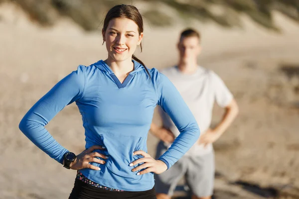 Pareja joven en el entrenamiento de playa juntos — Foto de Stock