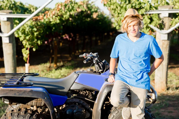 Ragazzo in piedi accanto al camion in vigna — Foto Stock