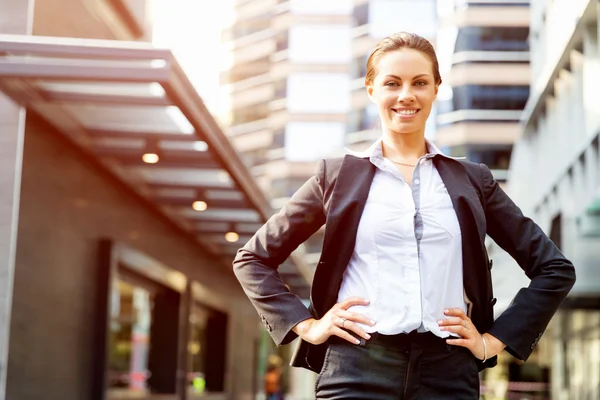 Portrait de femme d'affaires souriant en plein air — Photo