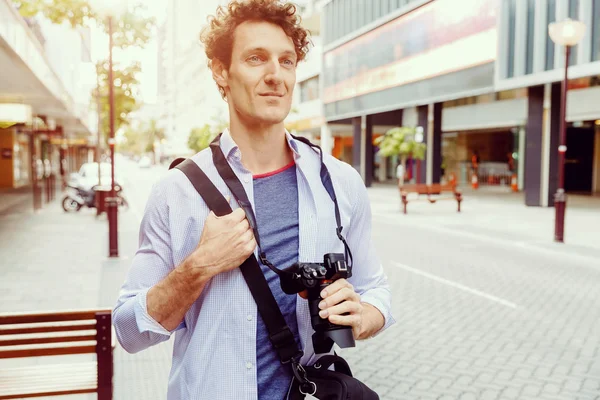 Male tourist in city — Stock Photo, Image