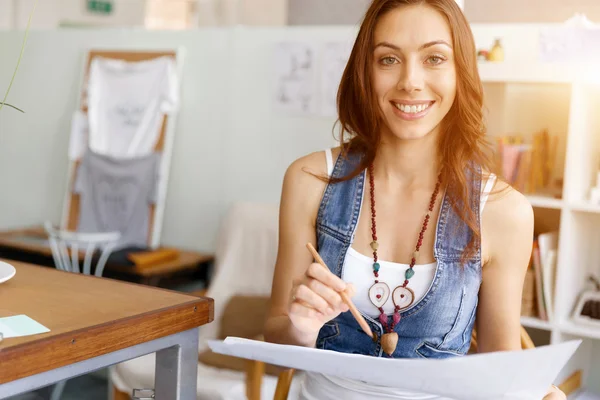 Junge Frau steht im kreativen Büro — Stockfoto